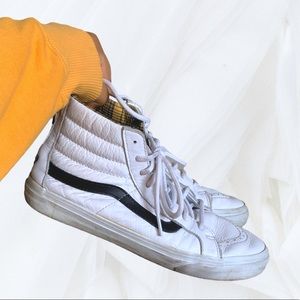 Vans of the Wall Men Size 7.5 Women 9 Size White High Top Skate Zipper Sneakers